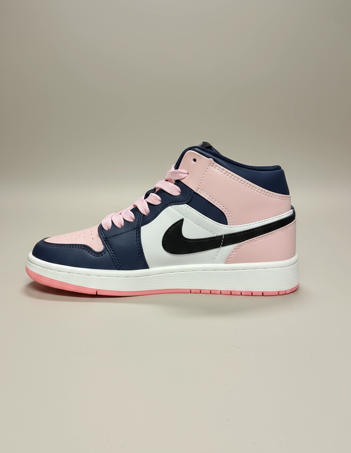 کفش روزانه زنانه نایکی Air Jordan 1 Mid Shadow W